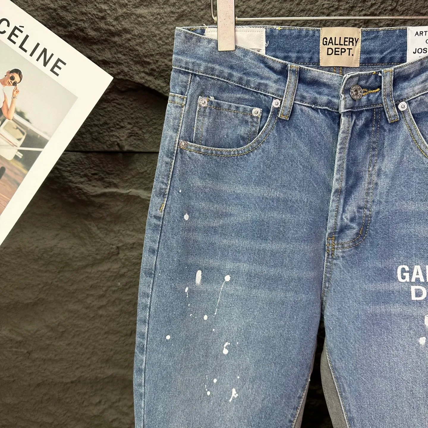P250 GALLERY DEPT. 2025 new splash-ink hand-painted letter splicing couple style loose washed flared jeans 🔥High version🔥High version🔥 Top ceiling quality Styles with different washed textures are very friendly to people with thin legs and thick legs. The slightly flared version is very flattering. Moderate length that never goes out of style, easy to match with casually, basic styling for various styles, a must-have in the wardrobe! The fabric is stiff but also makes the upper body soft without losing texture. The washing process is even more perfect. It is a must-have item for everyone! ! ! Washed wheat, tag, pants label, three complete labels Color: washed black, washed blue Size: 28, 30, 32, 34 (four sizes)